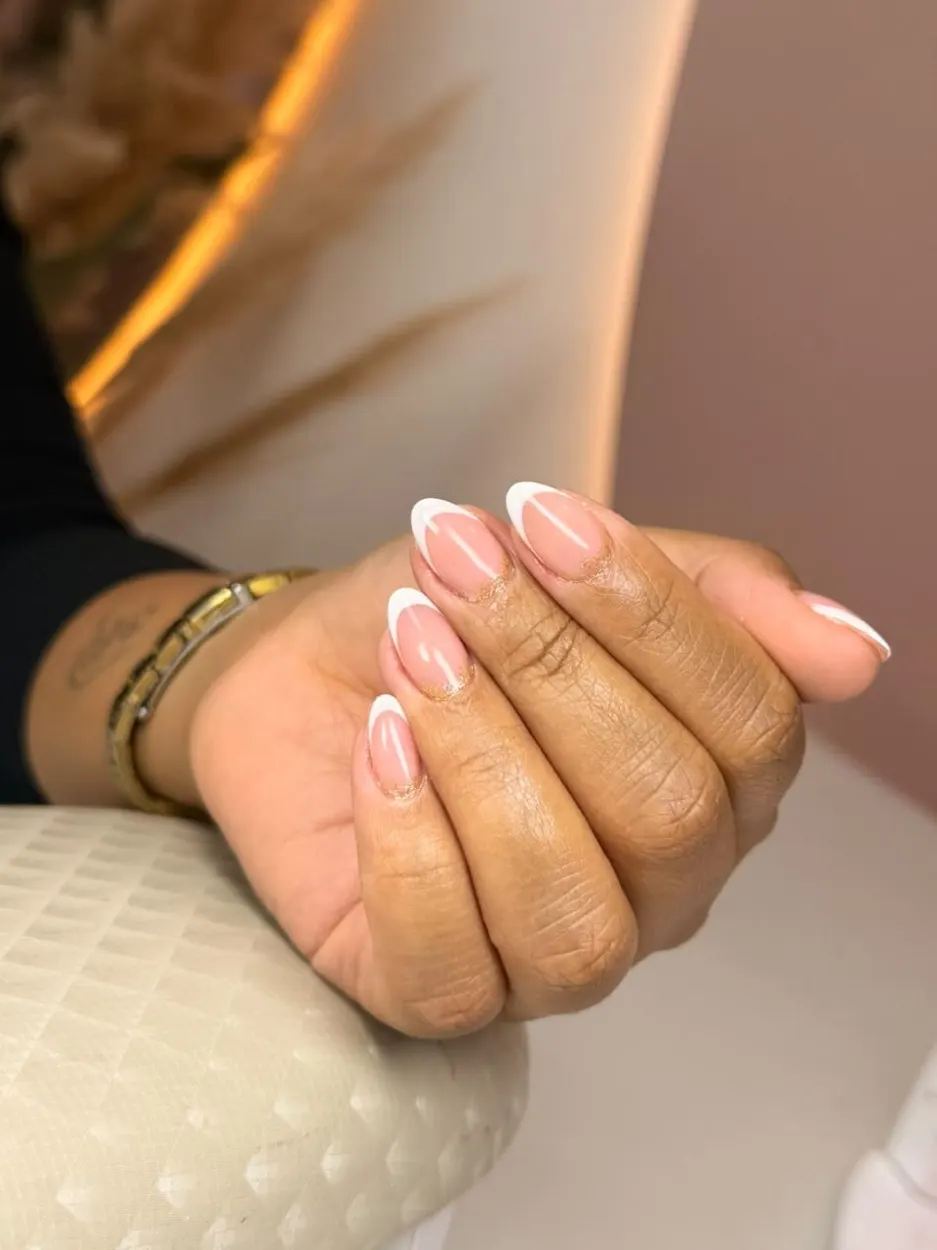 Francesinha em unhas amendoadas por manicure em Sapucaia do Sul