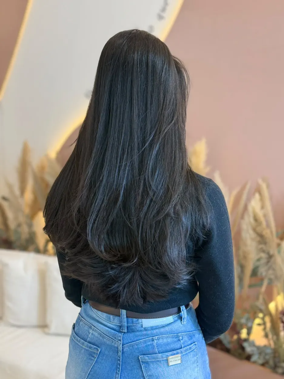 Cabelo escuro com corte em camadas e escova no Livi Beauty Studio em Sapucaia do Sul