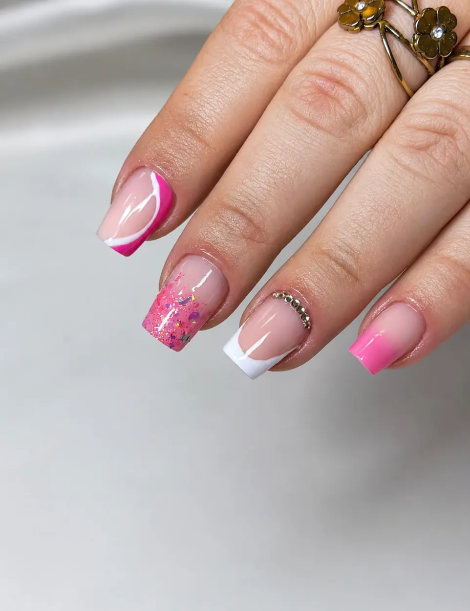 Nail art rosa com strass feita no Livi Beauty Studio em Sapucaia do Sul
