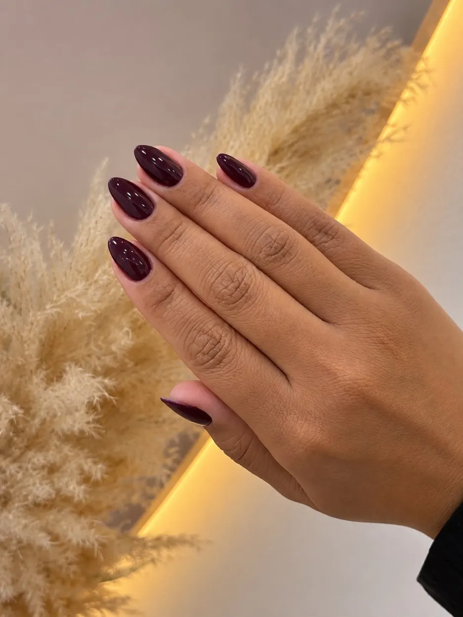 Unhas vinho marsala feitas no Livi Beauty Studio em Sapucaia do Sul