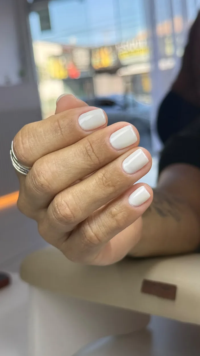 Esmaltação branca em gel feita no Livi Beauty Studio em Sapucaia do Sul