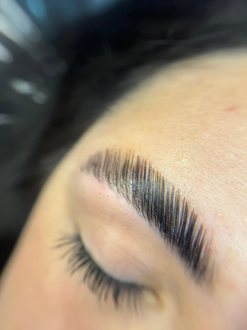 Brow lamination em Sapucaia do Sul com acabamento fio a fio
